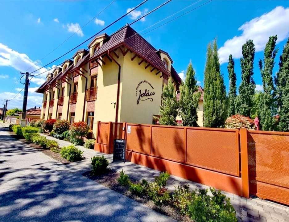 Jolan Pension & Restaurant Cicov Exteriör bild