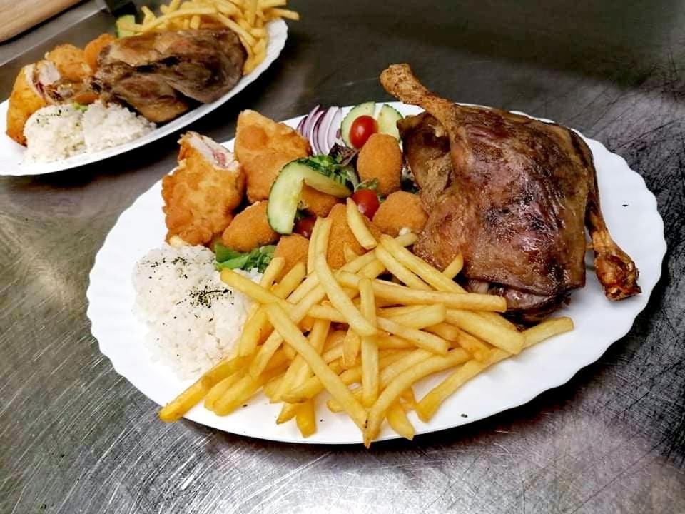 Jolan Pension & Restaurant Cicov Exteriör bild