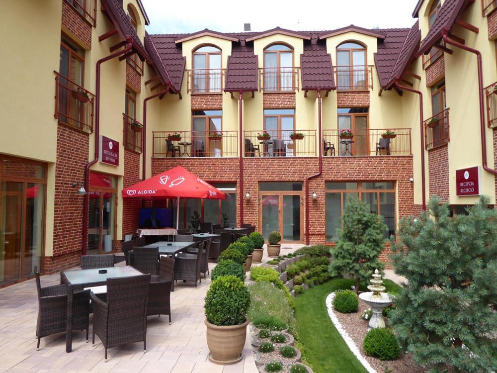 Jolan Pension & Restaurant Cicov Exteriör bild