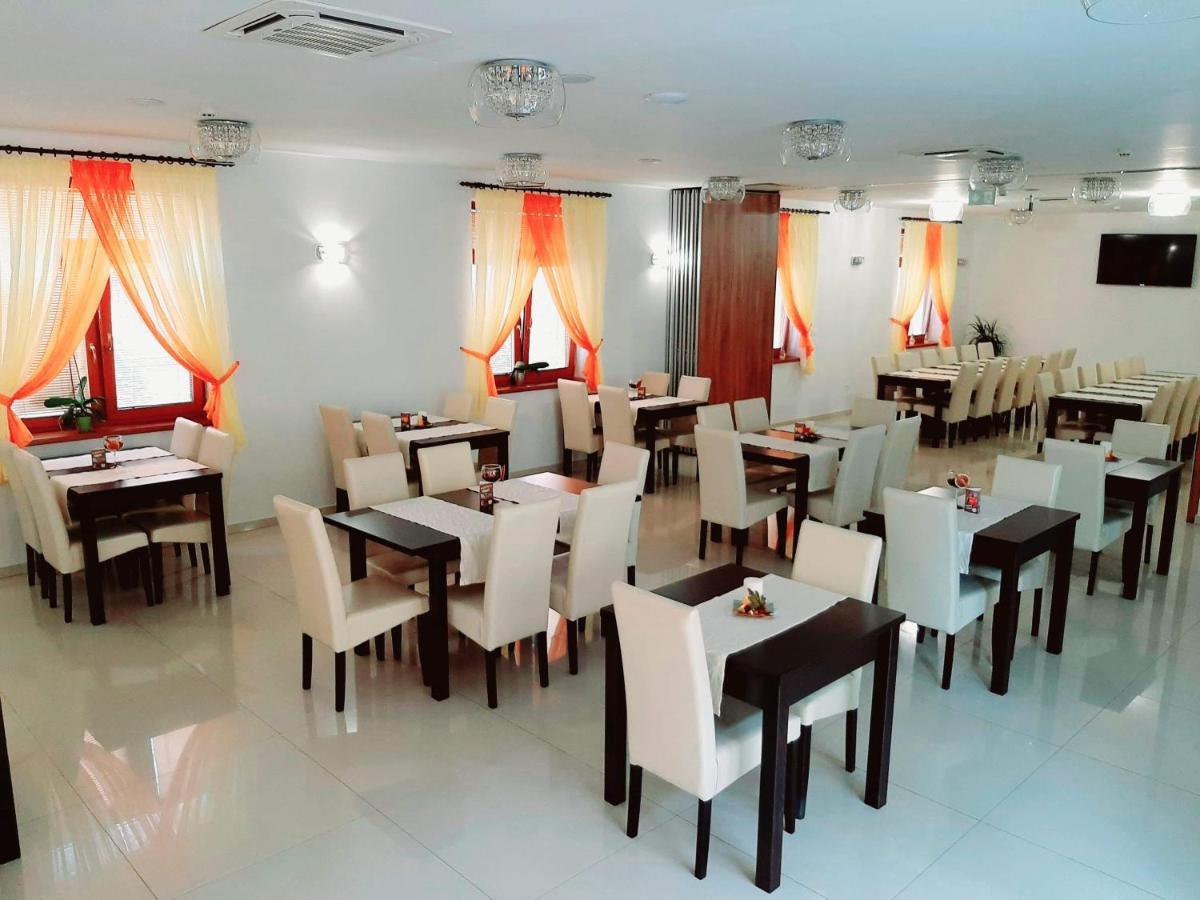 Jolan Pension & Restaurant Cicov Exteriör bild